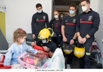 Los Bomberos de Guadalajara llenan de ilusión y sonrisas la planta de Pediatría del Hospital 