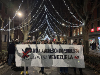 Un centenar de personas se concentran contra la "agresión imperialista" en Venezuela