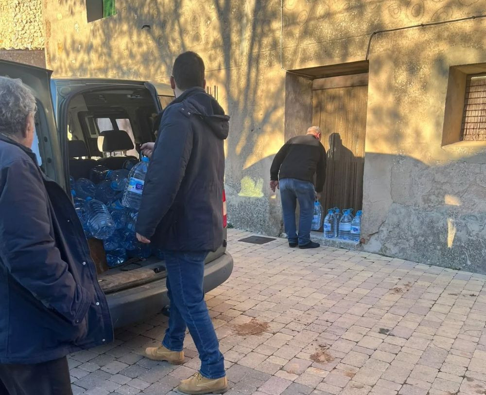 El Consistorio está suministrando agua mineral en garrafas, gracias al apoyo de la Diputación. Imagen: Ayuntamiento de Atienza