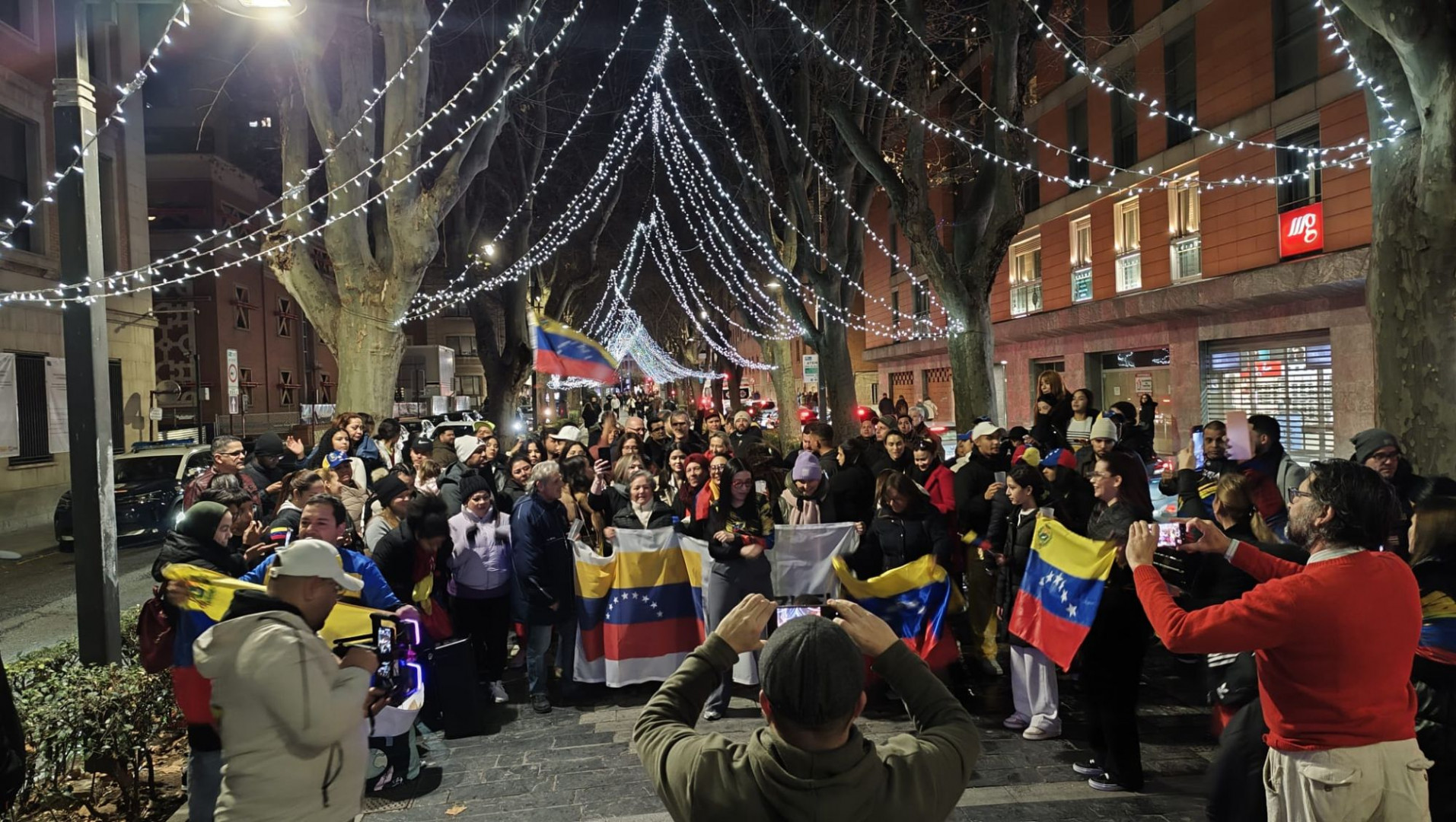 La comunidad venezolana en Guadalajara salió a las calles para festejar la captura de Maduro//Imágenes: Asovenguada.