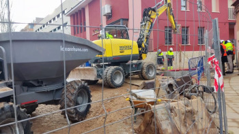 Las obras de renovación de la red de abastecimiento y saneamiento de la calle Salazaras finalizarán en febrero
