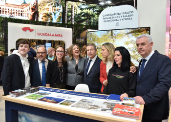 Page visita el stand institucional de Castilla-La Mancha en FITUR