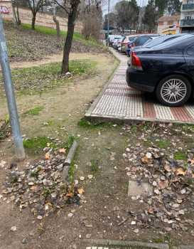 LOS VECINOS DENUNCIAN. Dificultades en la acera de la calle Chorrón