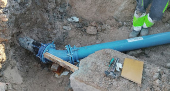 Restablecido el suministro de agua en La Celada tras una compleja intervención en la red general