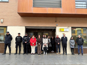 Minuto de silencio en la Subdelegación del Gobierno de Guadalajara por el asesinato machista de Badajoz 
