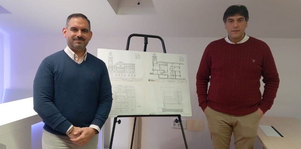 El concejal y el técinco responsable, durante la presentación del proyecto//Imagen: El Decano de Guadalajara.