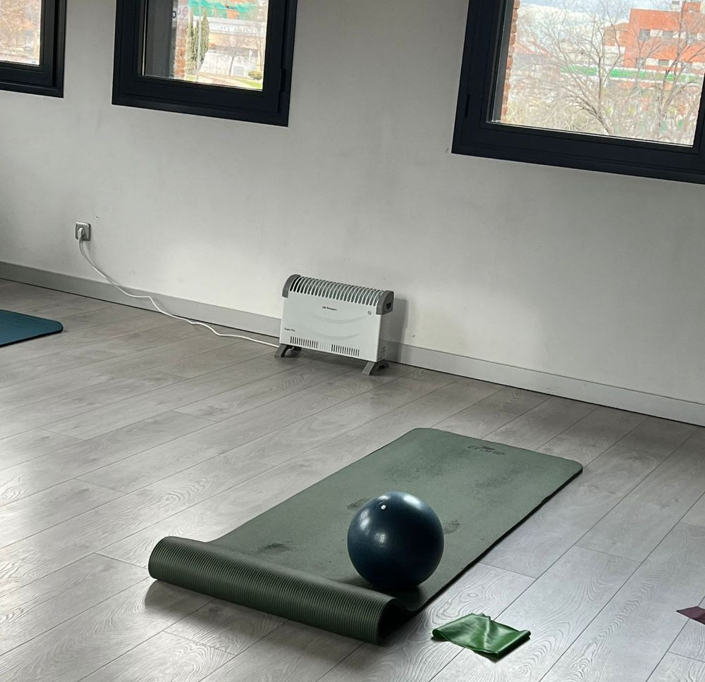 Todo 'listo' para comenzar la clase de pilates en el Centro Social Cuartel del Henares.