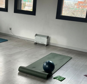 Coser y leer con abrigo y hacer pilates al lado de un calefactor. Así es el nivel de 'bienestar' en el Centro Social de Los Manantiales 