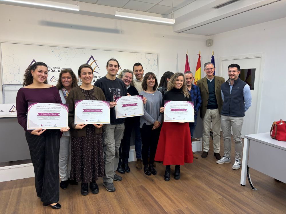 -Foto de grupo de los premiados y los responsables del Observatorio de la Despoblación en la entrega de galardones en la Diputación de Guadalajara el pasado mes de diciembre.