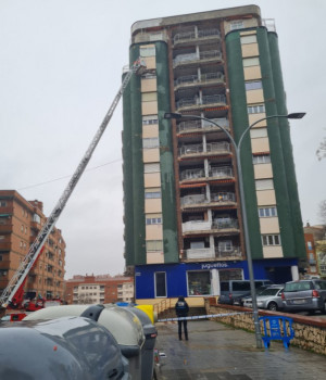 Precaución en la Avenida de Barcelona por el desconchamiento de un edificio