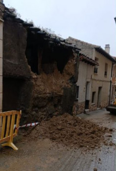 Corte de tráfico en la calle de la Iglesia de Horche por el derrumbamiento de la fachada de un inmueble
