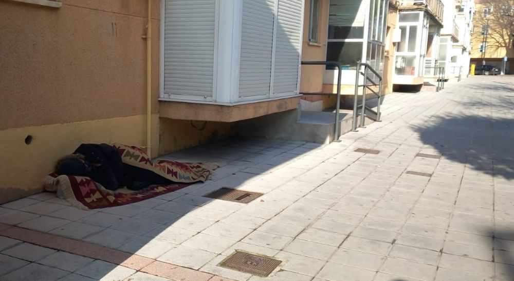 Una persona sin hogar, fotografiada hace unas semanas en el barrio de Los Manantiales//Imagen: El Decano de Guadalajara.