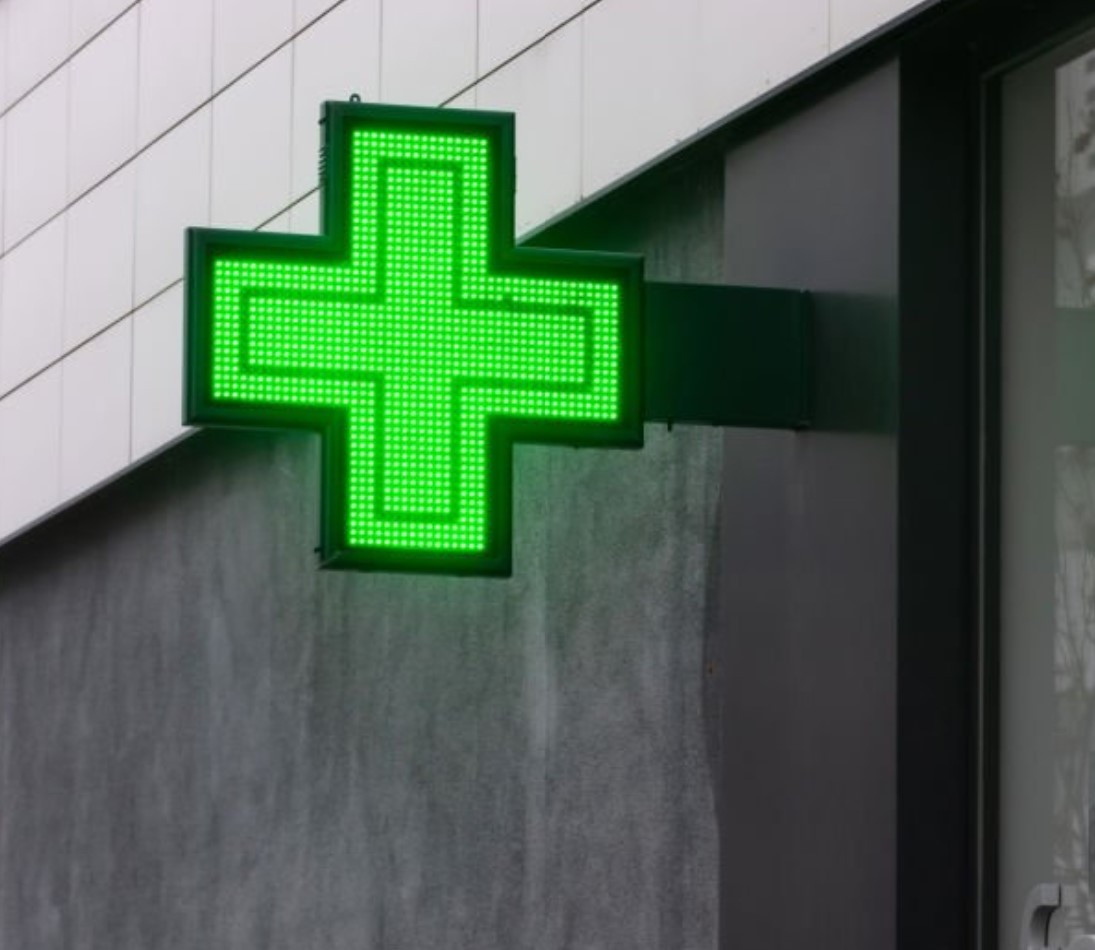 Imagen: https://www.istockphoto.com/es/foto/farmacia-pharmacy-gm1389116458-446521489?searchscope=image%2Cfilm