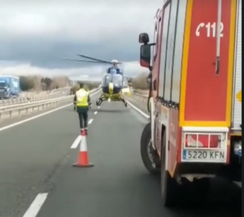 Espectacular rescate en helicóptero del conductor de un tráiler que volcó en la A-2 