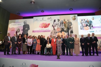 La jefa de la Comandancia de la Guardia Civil, Cristina Moreno, recoge el reconocimiento del Gobierno regional en el Día Internacional de la Mujer