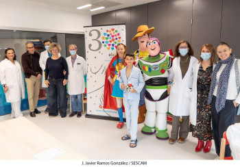 Afanion y Acepa llevan sonrisas y reivindicación al Hospital de Guadalajara por el Día del Cáncer Infantil