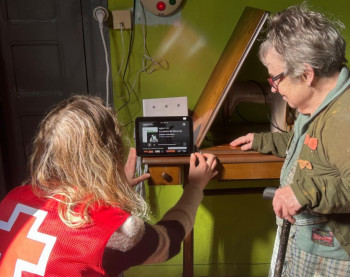 Más de 200 asistentes “acompañan” a personas mayores en la provincia de Guadalajara con el servicio Voces en Red