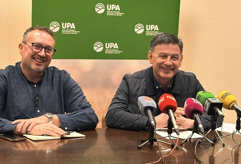 El secretario general de UPA Castilla-La Mancha, Julián Morcillo, y el secretario de Agricultura de UPA CLM, Alejandro García-Gasco Alcalde, en rueda de prensa. // Imagen: UPA CLM