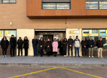 Minuto de silencio en la Subdelegación del Gobierno por el asesinato machista ocurrido en Castellón
