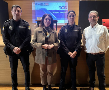 La subdelegada subraya la autoprotección frente a las estafas digitales en la charla del Plan Mayor de Seguridad de la Policía Nacional para ‘El recreo’ 