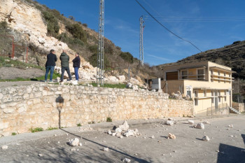 La Diputación actúa de urgencia en la calle Hocino de Pastrana para restablecer el paso seguro de personas y vehículos