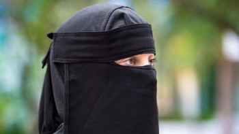 Vox, PP y Contigo aprueban prohibir el uso del burka y el niqab en las dependencias municipales de El Casar