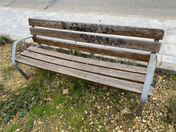 LOS VECINOS DENUNCIAN. Mobiliario urbano abandonado en la ciudad