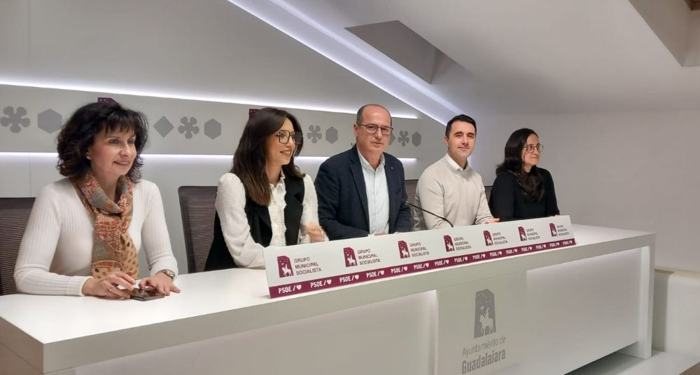 Alberto Rojo, flanqueado por varios de los concejales del Grupo Socialista, durante la rueda de prensa//Imagen: El Decano de Guadalajara.
