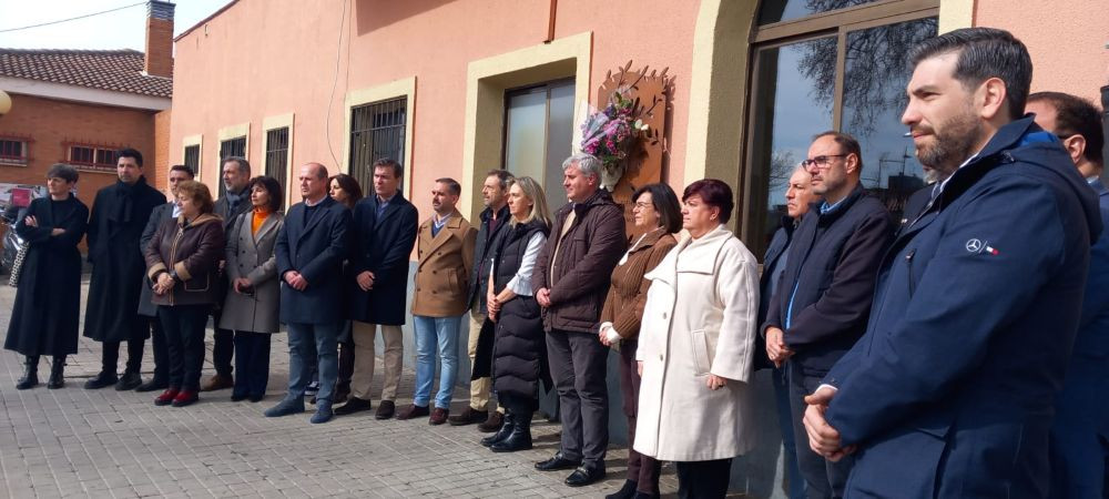 La Corporaciópn municipal, durante el minuto de silencio en la Estación de Cercanías de Guadalajara//Imagen: El Decano de Guadalajara.