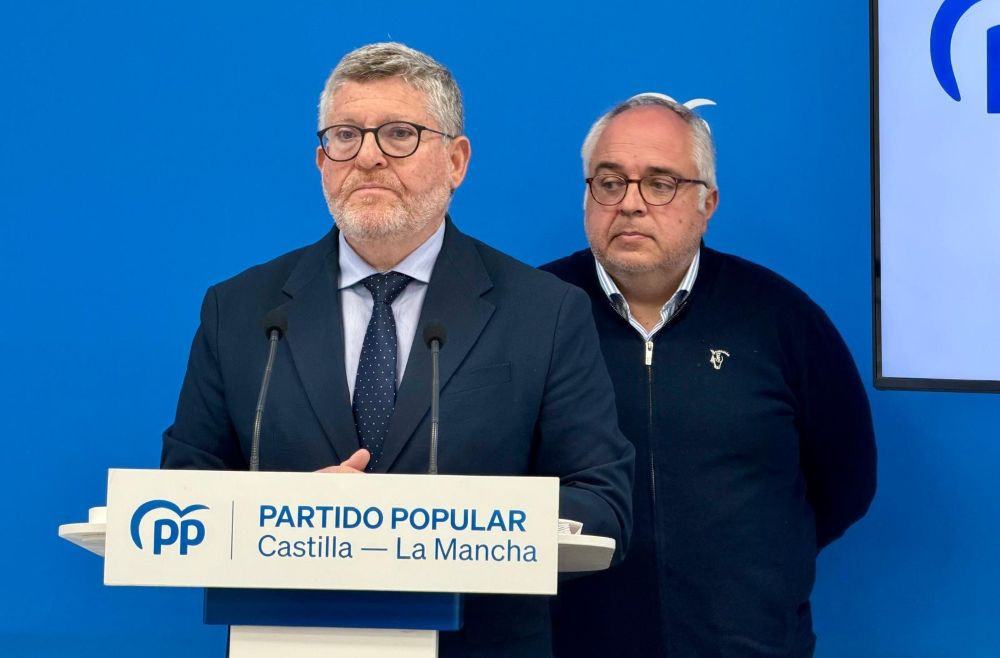 Nacho Redondo, durante su comparecencia ante los medios en la sede regional del PP//Imagen: PP CLM.
