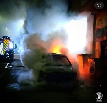 Los Bomberos de Guadalajara intervienen en el incendio de un vehículo