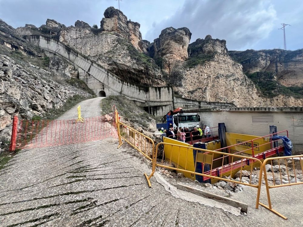 Antonio Yáñez ha comprobado el estado de las obras de emergencia en el embalse de Alcorlo//Imagen: Prensa CHT.