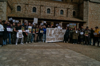 El Ayuntamiento se une 'in extremis' a los vecinos en la concentración contra la planta de biometano en Fuentenovilla