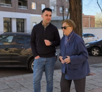 Vecinas del Alamín denuncian el mal estado de las aceras, la falta de limpieza y el abandono que sufre el barrio por el gobierno de Guarinos