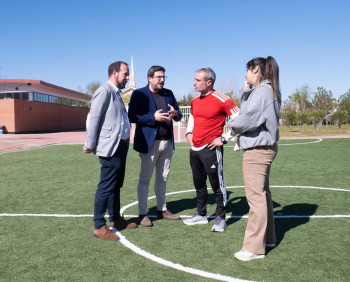 El Ayuntamiento instala césped artificial en los patios de los CEIP Maestra Plácida Herranz, Virgen de la Soledad y Siglo XXI