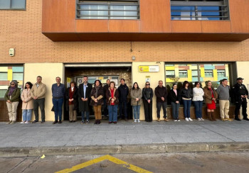 Minuto de silencio en la Subdelegación por los asesinatos machistas de una menor en Alicante y de una mujer en la provincia de Zaragoza