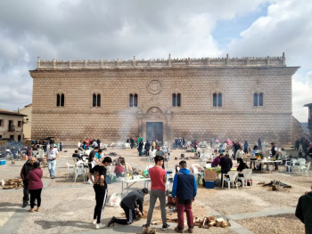 Cogolludo reivindica su tradición culinaria en un duelo de legumbres frente al Palacio de los Duques de Medinaceli