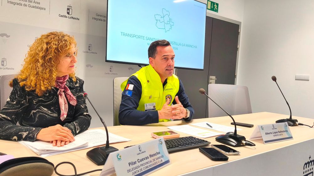 El responsable de la Gerencia de Urgencias, Emergencias y Transporte Sanitario, junto a la delegada de Sanidad, durante la rueda de prensa//Imagen: Sescam Guadalajara.