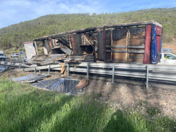 Abierto al tráfico el carril derecho de la A-2 sentido Zaragoza en Torija, afectado por el incendio de un camión