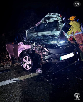 Los Bomberos de Guadalajara intervienen en un accidente de tráfico en la CM-2004