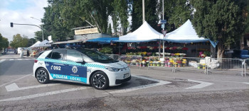 Al Ayuntamiento le vuelve a 'pillar el toro'. Ahora con los coches de la Policía Local