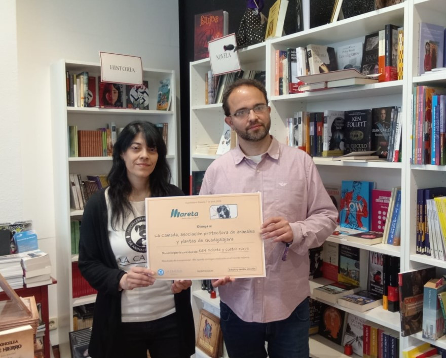 Imagen: Julio Martínez, gerente de la librería 'Mareta', entrega la donación recaudada a 'La Camada' por la exposición 'Me quedo contigo' al albergue 