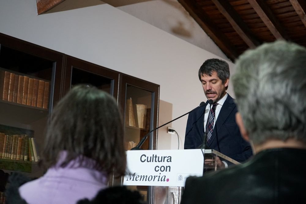 El ministro de Cultura, Ernest Urtasun, visitaba Brihuega el pasado mes de febrero para devolver res esculturas funerarias de los siglos XV y XVI. // Imagen: Ministerio de Cultura