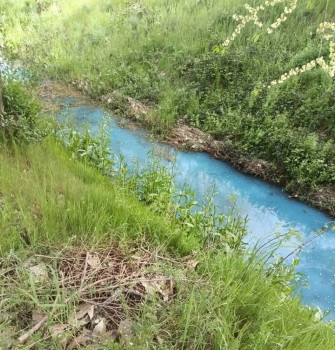Denuncian un vertido de pintura en el arroyo de Valbueno en Cabanillas