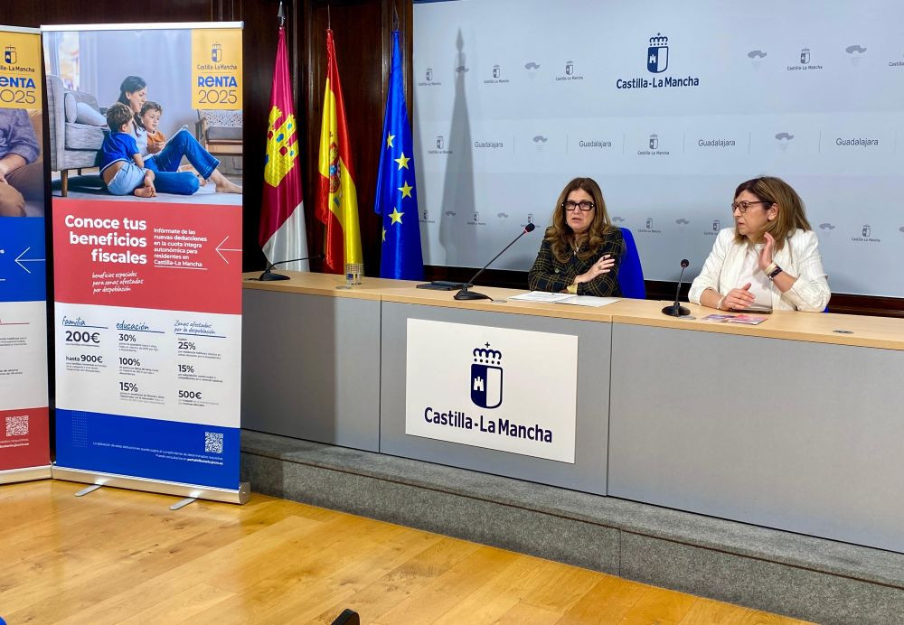 La directora general de Tributos y la delegada provincial de Hacienda, durante la rueda de prensa//Imagen: JCCM Guadalajara.