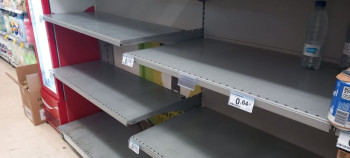 Comienza a agotarse el agua en las estanterías de establecimientos de la capital