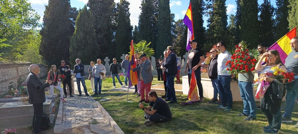 La Policía irrumpe en la ofrenda floral con motivo del 14 de abril en el cementerio de Guadalajara