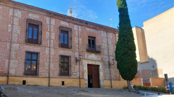 Profesores y alumnos de las Escuelas Municipales, con botellas y garrafas para dar clase y poder ir al baño
