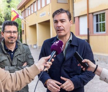 El Ayuntamiento acomete la pintura exterior del colegio Pedro San Vázquez dentro del plan de mejora de los colegios públicos