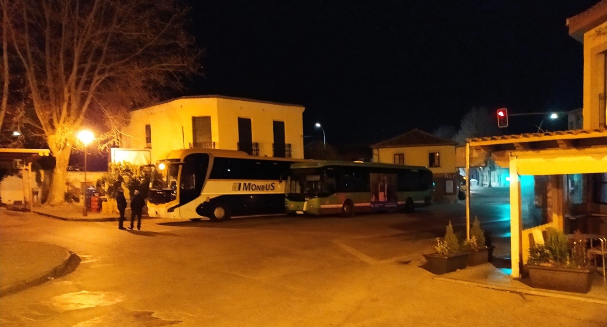 A las 05:30 de la madrugada, Renfe tenía previsto un servicio de autobuses hacia Alcalá en previsión de que continuaran los problemas.